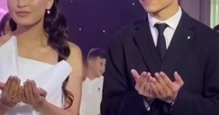 "Көзіне жас алды": Айнұр Тұрсынбаева келініне сырға салып, ұзатып әкетті (Видео)