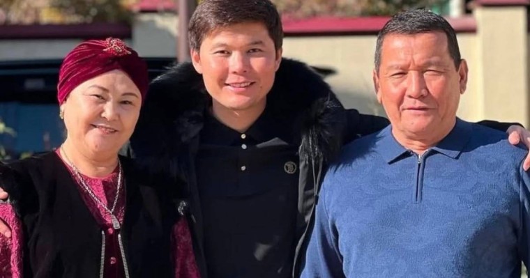 "Өте қиын екен": Ернар Айдар марқұм әкесіне арнап жазба жариялады