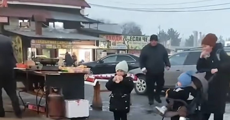 Желіде екі баласымен курьер болып жүрген ананың видеосы көпшілікті жылатты (ВИДЕО)
