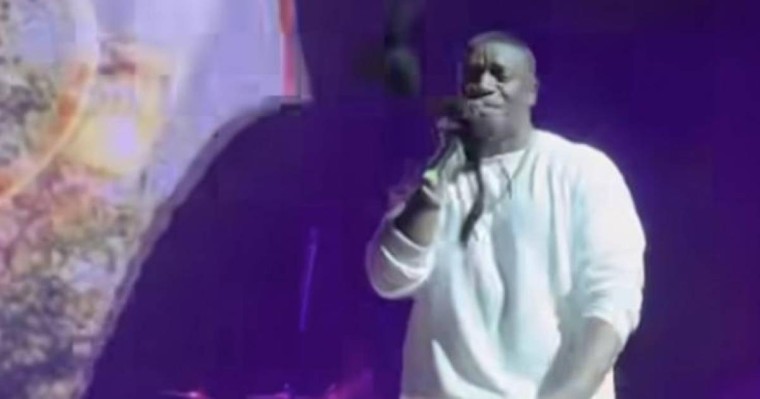 Астаналық жанкүйерлер шетелдік әнші Akon-ға іш киім лақтырған(фото)