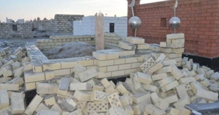 Әруақты қорлаған: Атырауда 12 қабірді қиратып тастаған