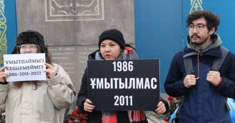 "Ұмытпаймыз, кешірмейміз". Oyan, Qazaqstan белсенділері Желтоқсан, Жаңаөзен және Қаңтар құрбандарын еске алды