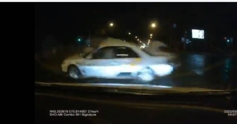 Алматыдағы жантүршігерлік жол апаты камераға түсті (видео)