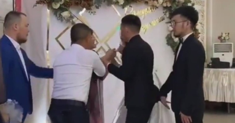 "Орамалыңды шеш!" - Қалыңдықтың анасы той үстінде шу шығарды