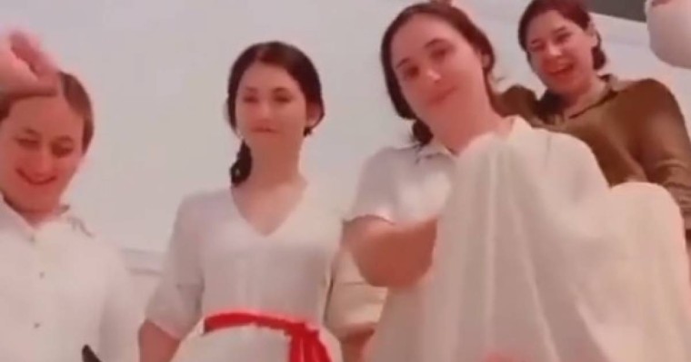 "Қазаққа жат қылық қой": Жаңа түскен келіннің пәктігіне сүйінші сұраған әйелдер сынның астында қалды