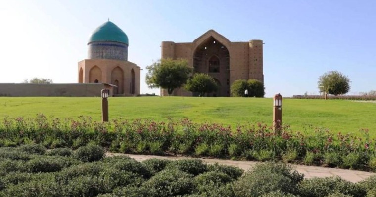 Назарбаев қасиетті Түркістанға барды