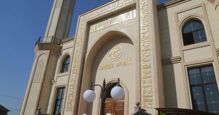 Үш қабатты Абдулла мешіті: Алматыда мұсылмандардың 52-ші құлшылық орны ашылды