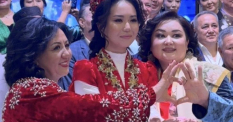 "Өзінше боп жүреді": әнші Роза Әлқожа жаңа түскен келінімен араз ба?