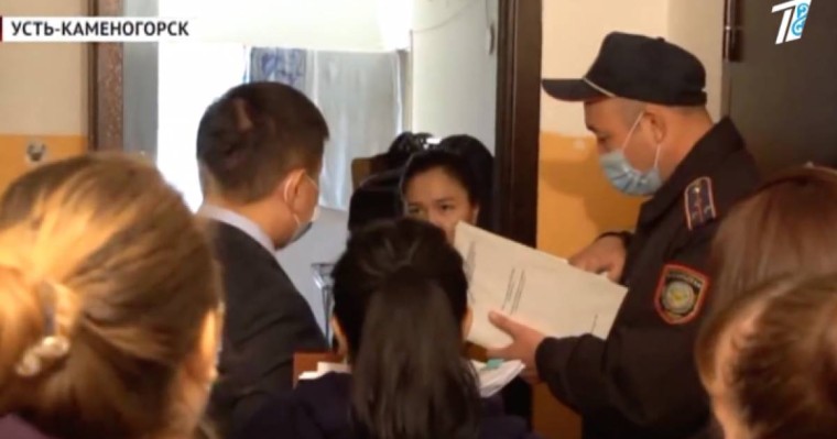 Өскеменде әкімдік қызметкерлері жетімдерге берілген пәтерде тұрып жатыр