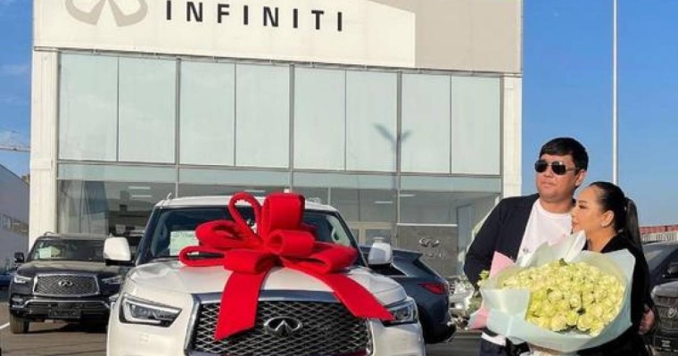 Алтынай Жорабаева күйеуінің Infiniti көлігін сыйға тартқанын айтып мақтанды