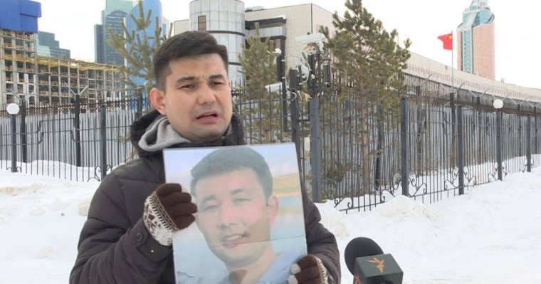 Алматы тұрғыны Нұр-Сұлтандағы Қытай елшілігі алдында пикет өткізді