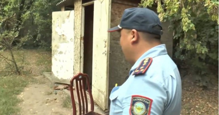 Әжетхана ішінде жатқан: Алматыда полицейлер сәбиді құтқарып қалды