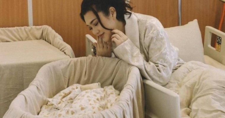 "Бес жұлдызды қонақүйде жатқандай болдық": Ерке Есмахан перзентханаға қанша ақша төледі?