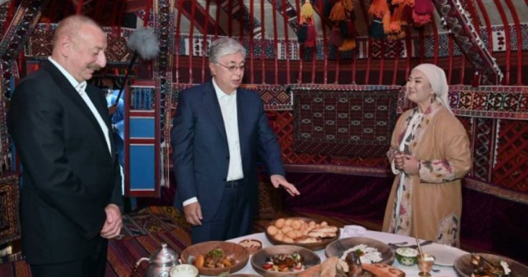 Тоқаев пен Әлиев Бакудегі қазақтың киіз үйіне кірді