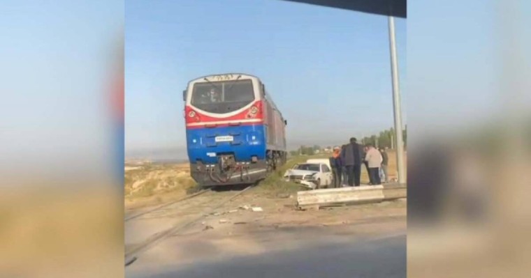 Шымкентте Mercedes пойызбен соқтығысты (ВИДЕО)