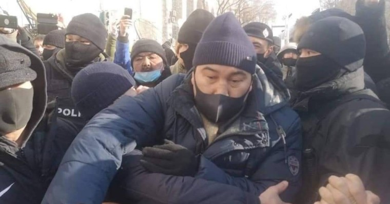 "Шойын жұдырығың биліктің айтағына еріп, митингтегі қыздарға қол көтеруге арналған ба?"