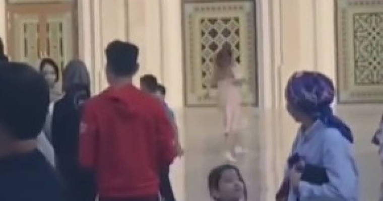 "Ішінде жын бар": Елордада жаңадан ашылған мешітте билеген қызды халық тоқтата алмады