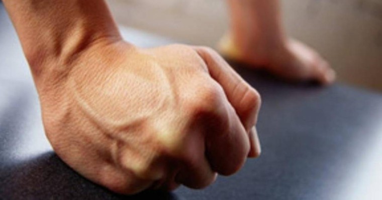 Оралда дене шынықтыру пәнінің мұғалімі 6-сынып оқушысын соққыға жыққан