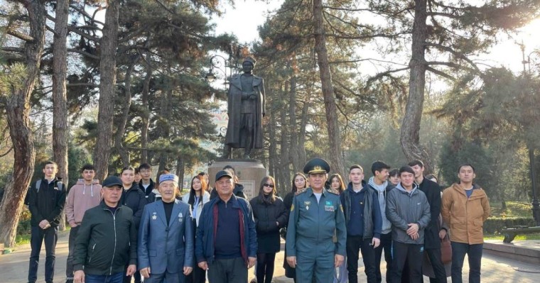 «Қаһарман ұлт» жобасы аясында Бауыржан Момышұлы ескерткішіне гүл қою рәсімі өтті
