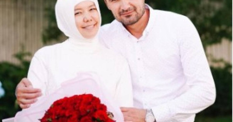 Танымал блогер, мотиватор өзінен кіші жігітке тұрмысқа шықты