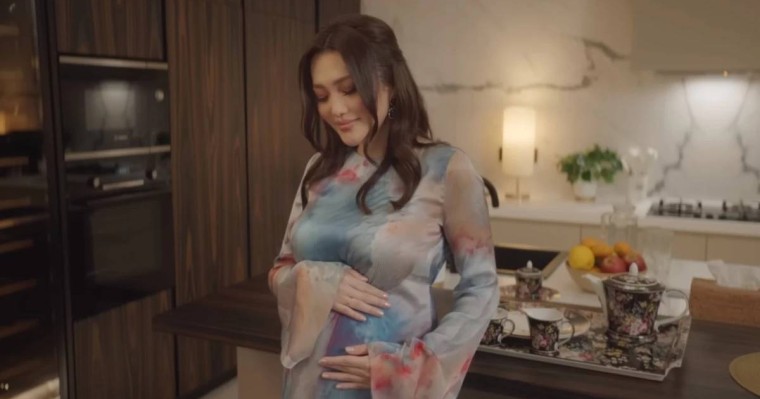 "Ата, әжесінің тұңғыш немересі": Ерке Есмахан босанғаннан кейінгі жағдайын айтты