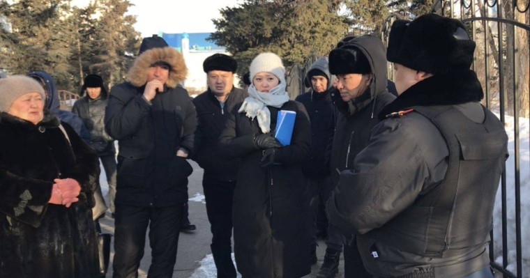 "Адам азаптады" деп айыпталған полиция қызметкерлерінің туыстары наразылық білдірді