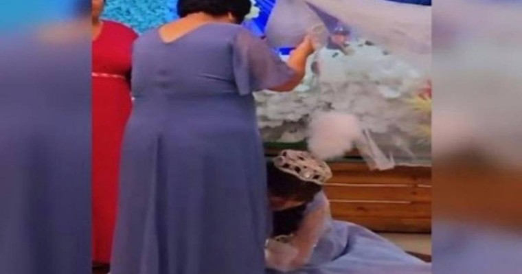 «Аяқ сүю дәстүрі мүлде болмаған». Ұзатылған қыз тойда анасының аяғын сүйіп елді шошытты