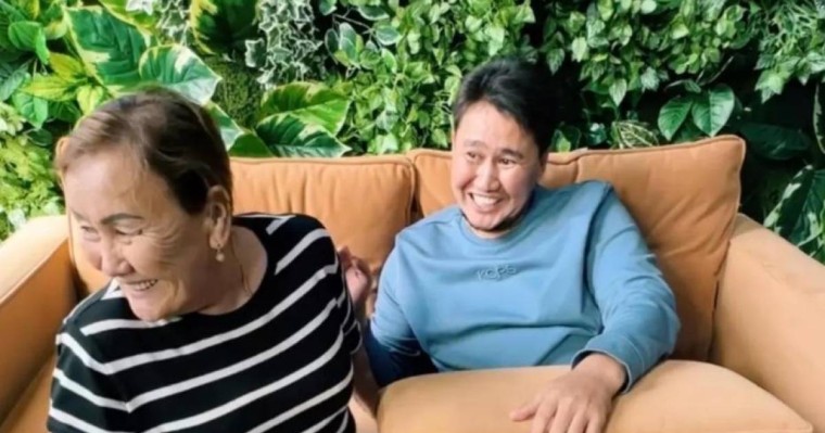 Анасының аяғын жуған Жахан Отарғалиевтің әрекеті желіде қызу талқыға түсті (видео)