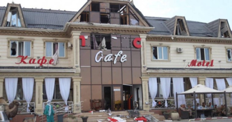 Тараз маңындағы жарылыстардан кейін жол бойындағы кешен тоналған