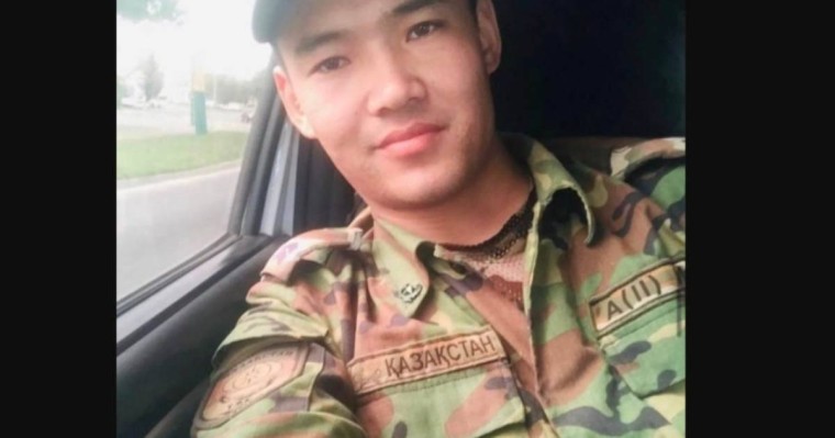 "Аурухана мен мәйітханаларға бардық": Тараз маңындағы жарылыс кезінде жоғалып кеткен жас жігітті туыстары іздестіріп жатыр