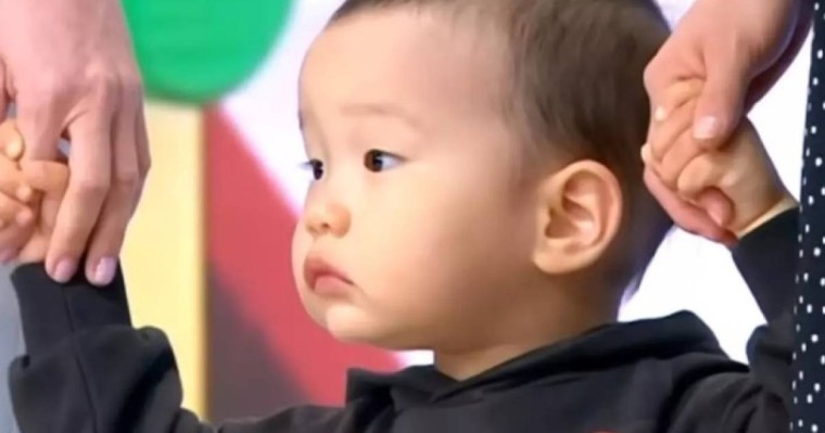 "Әлі екіге толмаған": 21 елдің туын жатқа айтатын балақай халықты тәнті етті (видео)