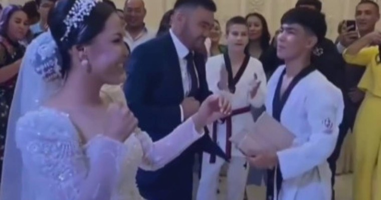 "Енесі ойланып қалған шығар": Таэквондист келін тойда елдің зәресін ұшырды
