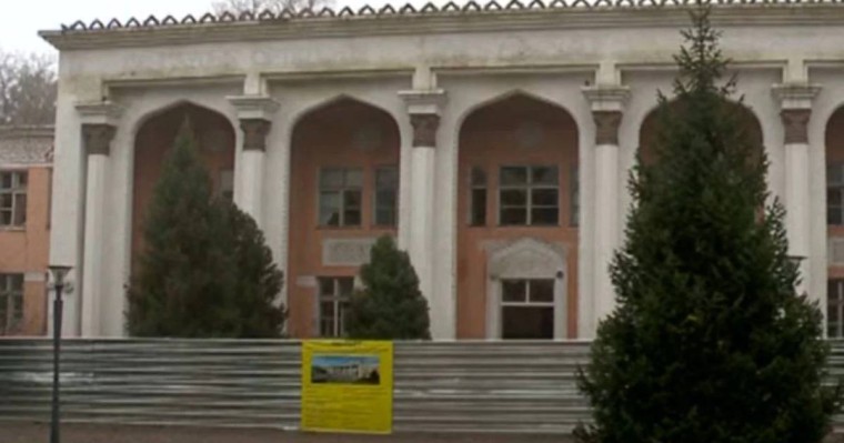 "Діни секталар жиналады": Алматыдағы теміржол ауруханасы қаңғыбастардың мекеніне айналған