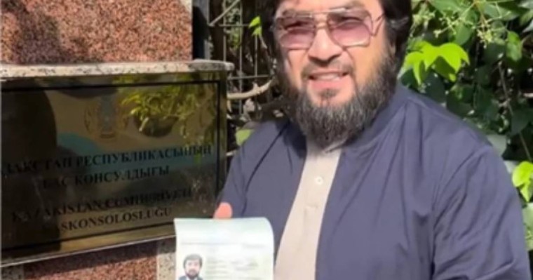 "Өтірікке сенбеңіздер": Бекболат Тілеухан Түркиядағы елшіліктің алдында төлқұжатын көрсетті (Видео)