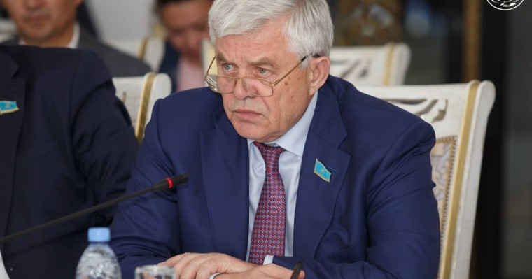 "Болды, мырзалар, тынышталыңыздар". Божко ақыры немере қарауға кетті