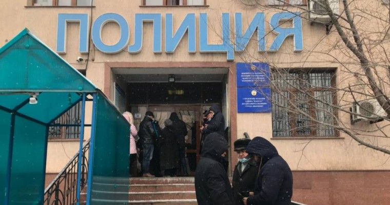 Нұр-Сұлтанда полиция өкілі Азаттық тілшісінің телефонын тартып алды