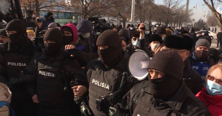 Алматыда арнайы жасақ "Демпартия" жақтастарын қоршады, орталық алаңда интернет өшті