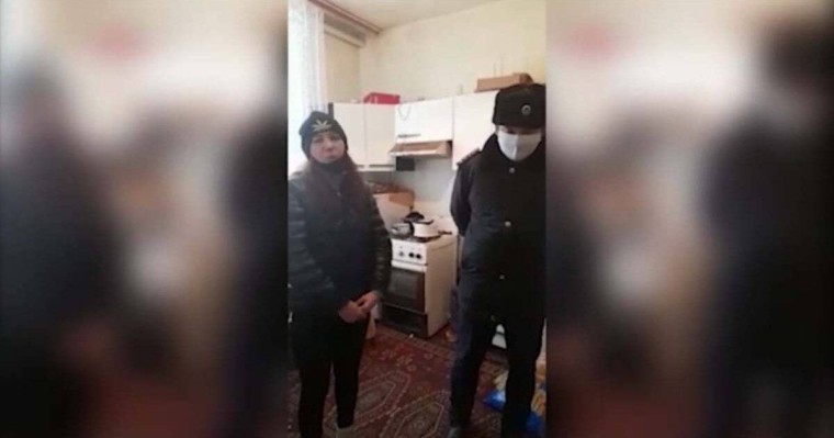 Шымкент полицейлері отағасынан айырылған отбасыға азық-түлік апарды