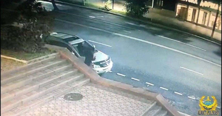 Алматыда автокөлік ұрлығы бейнекамераға түсіп қалды