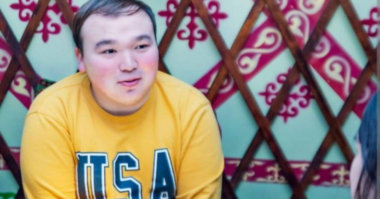 "Әкеме ренішімнің барын жасырмаймын": Актер Рамазан Амантай отбасы туралы айтып жылап қалды