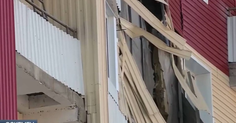 "Бір күні ұша ма деп қорқамыз". Тұрғындар Өскеменде жаңа салынған үйден көшіп кетіп жатыр