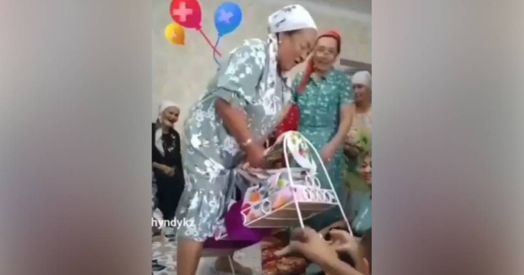 "Бұл өзі қандай дәстүр?" Бесікке мінген әже қоғамның сынына қалды (видео)