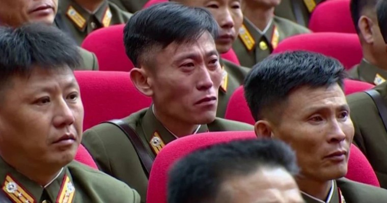 Ким Чен Ынның қызуы көтерілгенін естіген шенеуніктер егіліп жылады