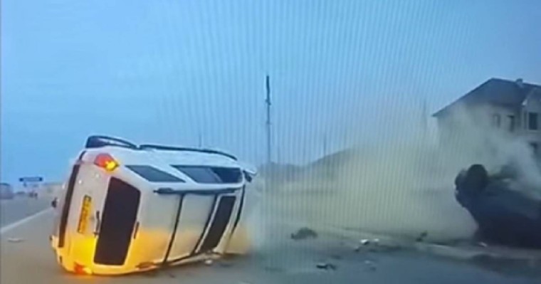 Үш адам зиян шекті. Ақтауда көлік аударылған жол апаты видеоға түсіп қалды