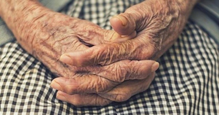 "Ол ұлының кеңірдегін пышақпен кескен": Арыста 71 жастағы қария ұлын құтқарамын деп өлтіріп алды