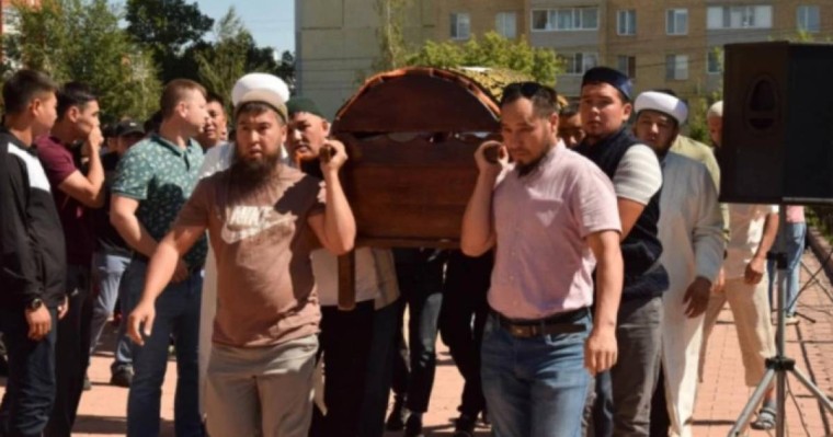 Қостанайда 5 жасар Мадинамен қоштасты: Қызды әкесінің жанына жерледі