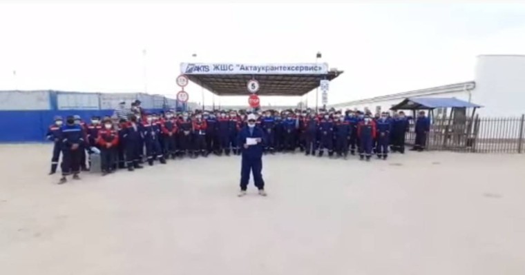 Маңғыстауда жүздеген мұнайшы жалақыларын көтеруді талап етіп бас көтерді (видео)