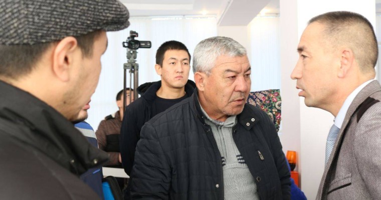 "Съез делегаттарына қысым жасалды" деген Жаңаөзен белсенділері әкімдікке барды