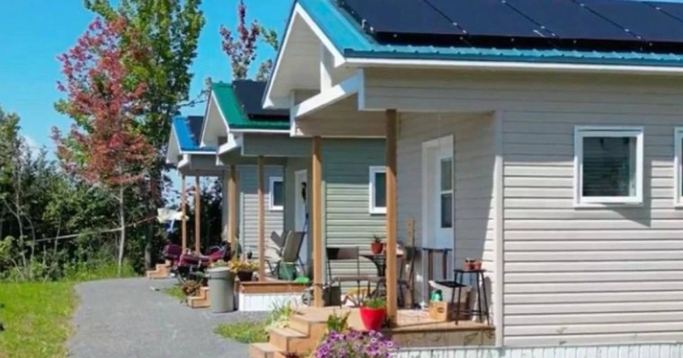 Миллионер өз ауданының тұрғындарына 99 үй салып берген