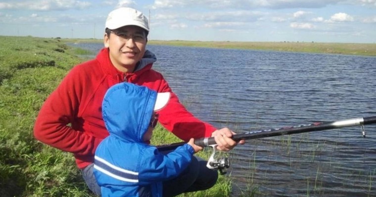 "Әкемнен ерте айырылдым": Білім министрі балалық шағы туралы жазба қалдырды